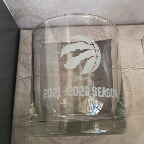 Raptors commemorative glasses for the 2021-22 basketball season & Raptors patch - Picture 10 of 11